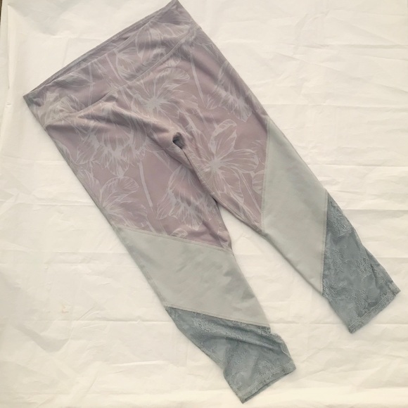 Fabletics Pants - Fabletics Large Gray Mid-Rise Capri Leggings